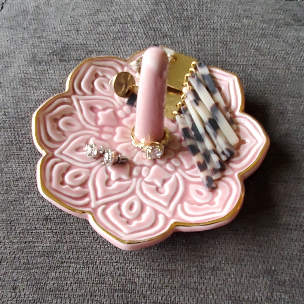 Accessories holder